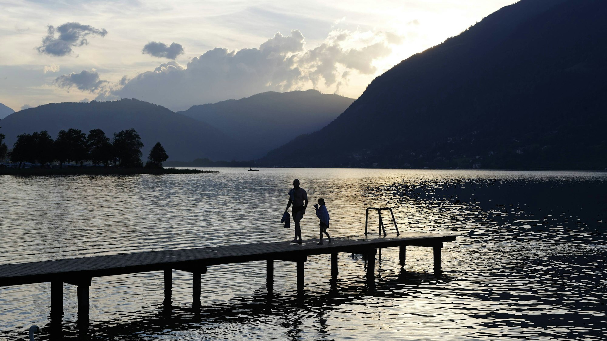 Der Ossiacher See in Kärnten (Österreich) wirkt malerisch, ist ein beliebtes Ziel für viele Touristen. Doch er birgt ein düsteres Kriegs-Geheimnis. Einem Urlauber aus Deutschland wurde das nun zum Verhängnis.