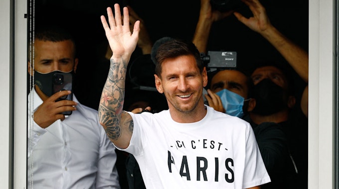 Lionel Messi winkt seinen Fans zu.