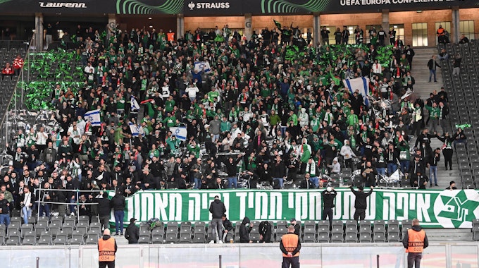 Der Gästeblock des Berliner Olympiastadions, gefüllt mit Fans von Maccabi Haifa. Vereinzelt sind Israel-Fahnen zu sehen.