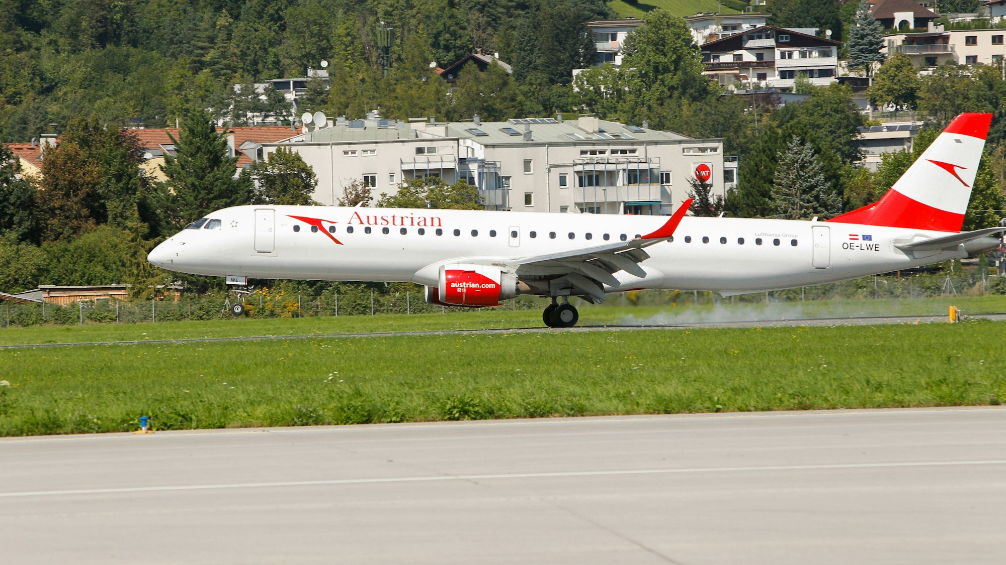 Ein Flugzeug von Austrian Airlines landet in Innsbruck auf dem Flughafen.