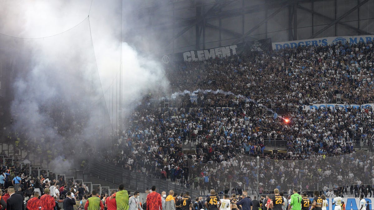Während des Fußballspiels der Europa League Gruppe E zwischen Marseille und Galatasaray im Stadion Stade Velodrome in Marseille wird von Fans eine Fackel gezündet.