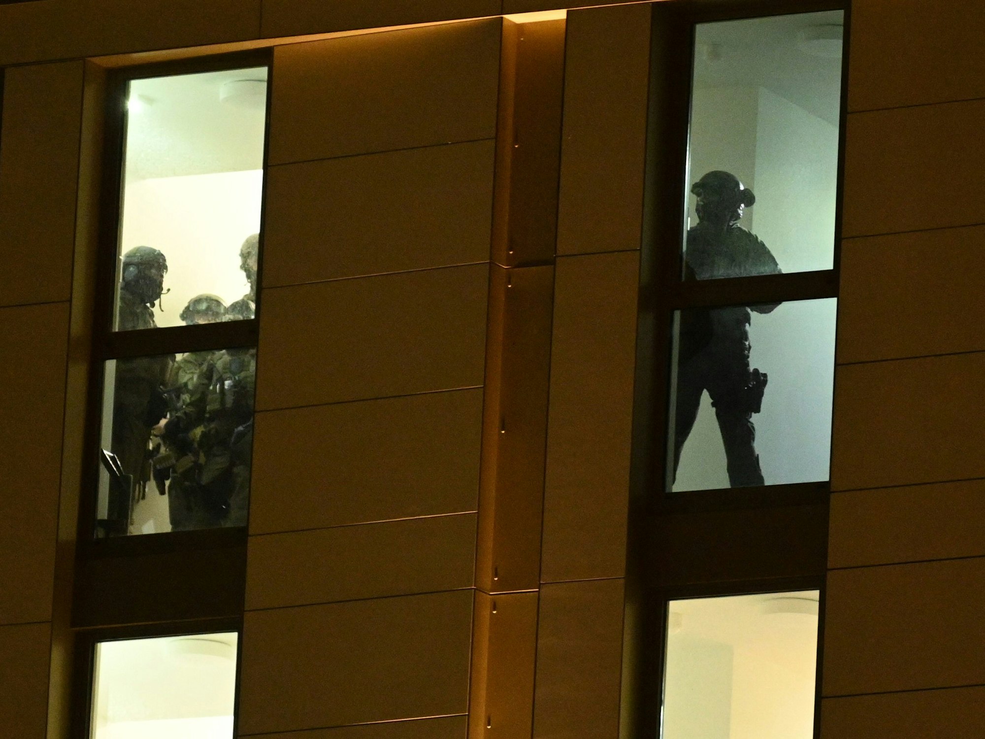 Spezialkräfte der Polizei im Einsatz in einem Hotel.