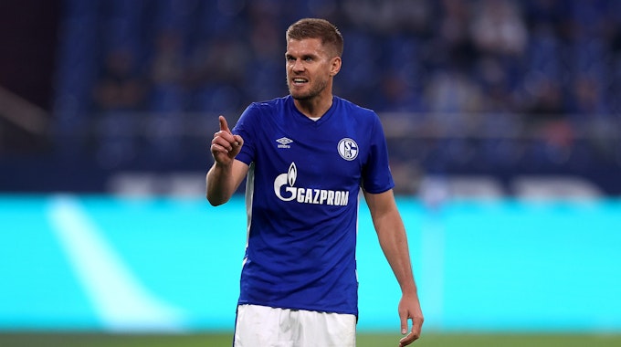 Simon Terodde streckt im Spiel von Schalke 04 den Zeigefinger aus.