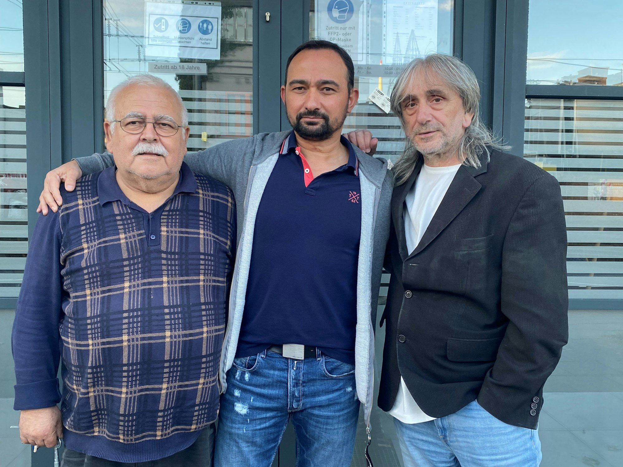 Murat Aladag (Mitte), Betreiber des Cafe Saray in Ehrenfeld, mit zwei Stammgästen