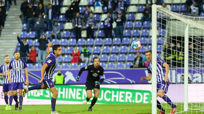 Aues Dirk Carlson (l) erzielt ein Eigentor zum 1:1, Torwart Martin Männel (M) und Gaetan Bussmann können das Tor für den Hamburger SV nicht verhinderrn.