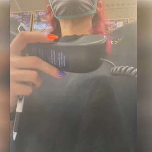 Die Walmart-Angestellte Beth McGrath kündigt mit einer Schimpftirade über die Lautsprecher und nimmt alles in einem Video auf, das sie später bei Facebook postet.