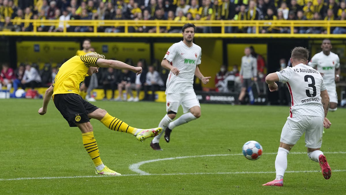 Dortmunds Julian Brandt trifft gegen den FC Augsburg.