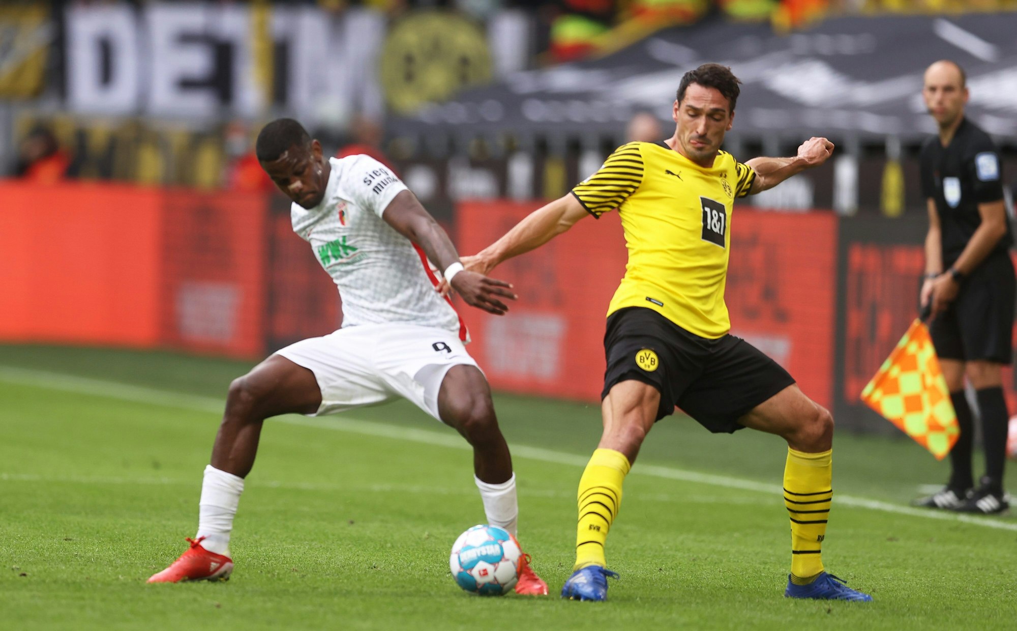 Sergio Cordova vom FC Augsburg im Zweikampf mit Mats Hummels von Borussia Dortmund.