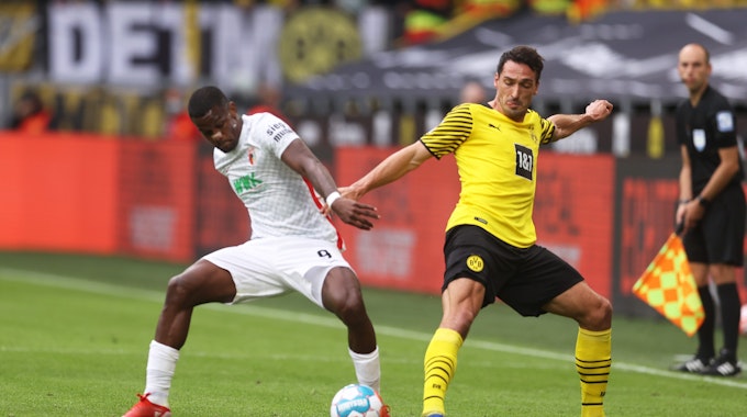 Sergio Cordova vom FC Augsburg im Zweikampf mit Mats Hummels von Borussia Dortmund.