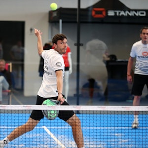 Jonas Hector spielt Padel-Tennis.