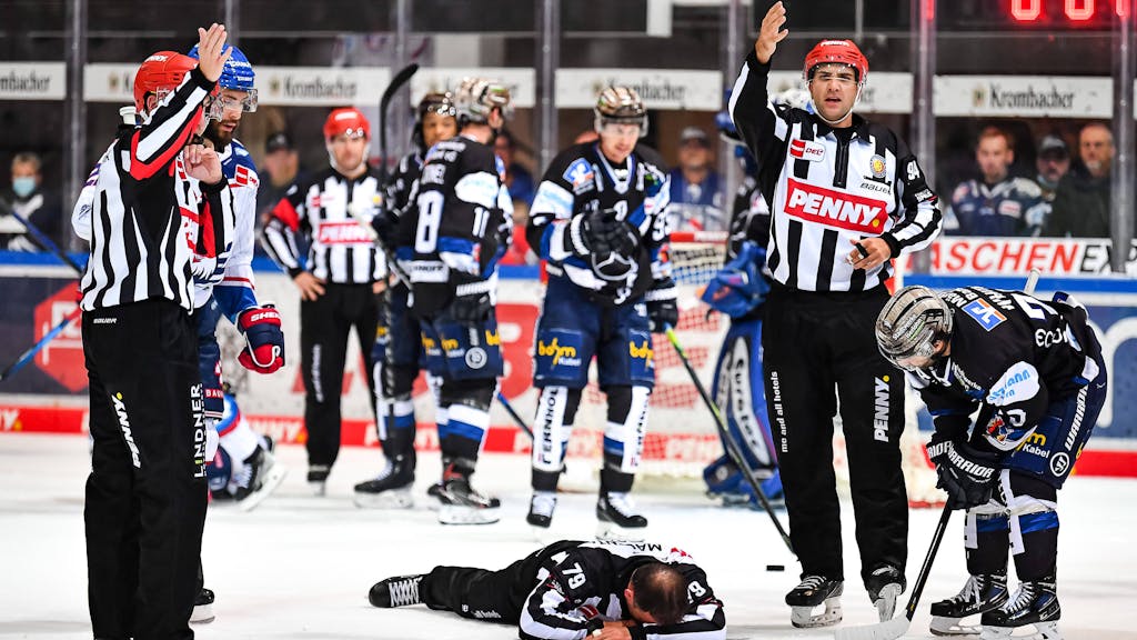 Linienrichter Andreas Kowert liegt nach einem Zusammenprall auf dem Eis.