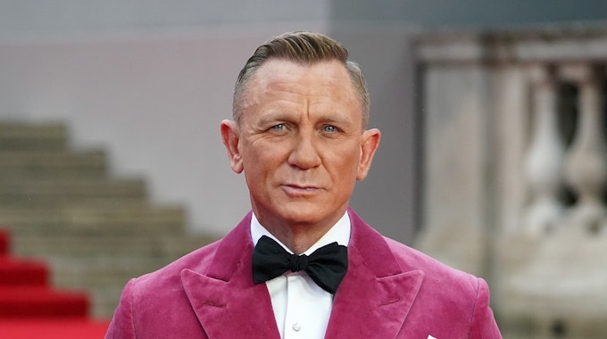 Daniel Craig steht für ein Foto auf dem roten Teppich.&nbsp;