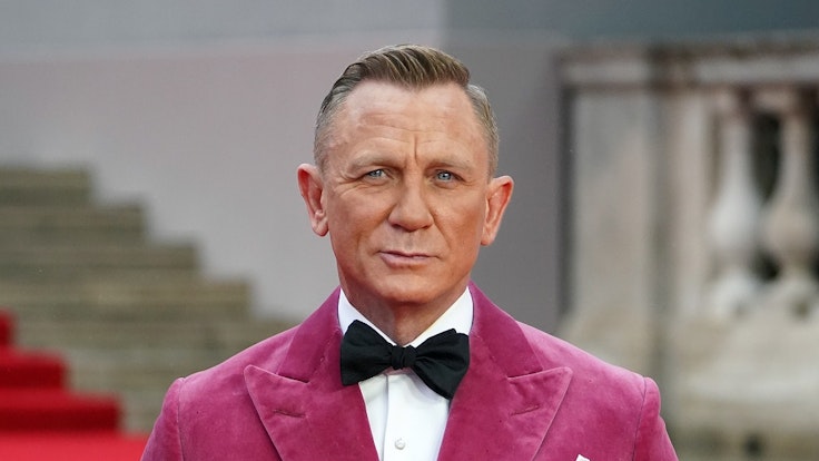 Daniel Craig steht für ein Foto auf dem roten Teppich.