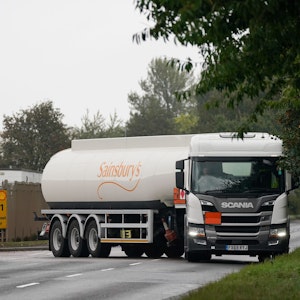 Ein Tankwagen verlässt am 21. September 2021 ein Shell-Öldepot im britischen Kingsbury