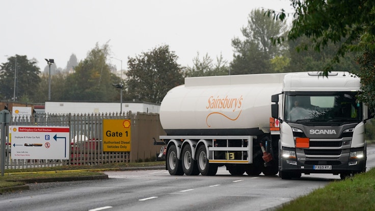 Ein Tankwagen verlässt am 21. September 2021 ein Shell-Öldepot im britischen Kingsbury