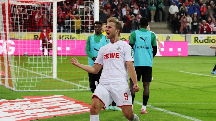Sebastian Andersson vom 1. FC Köln jubelt gegen Greuther Fürth.