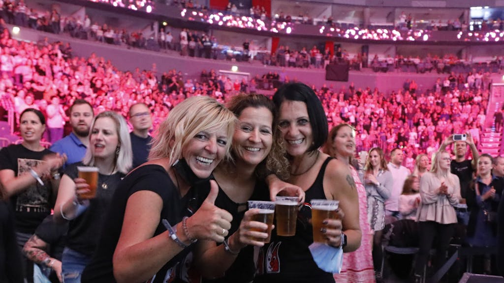 Feiernde Menschen bei Kölle Singt 2021 in der Lanxess Arena am 3. Oktober 2021. Foto: Daniela Decker