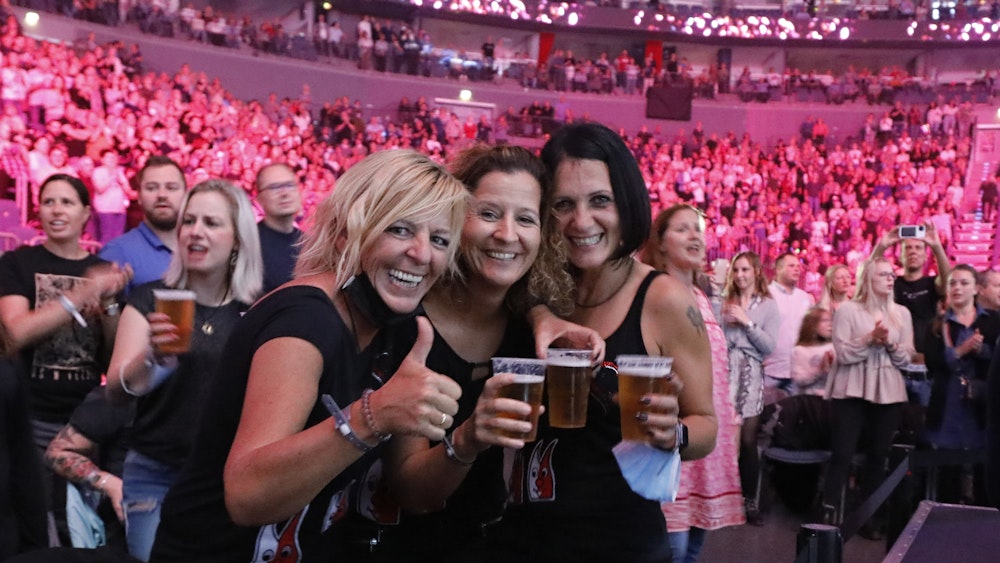Feiernde Menschen bei Kölle Singt 2021 in der Lanxess Arena am 3. Oktober 2021. Foto: Daniela Decker