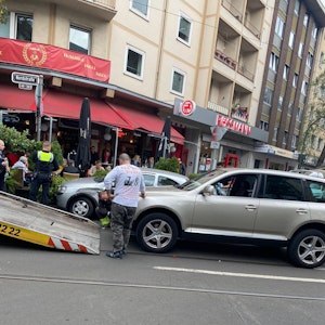 Ein Abschleppwagen zieht nach einem Unfall ein Auto auf die Ladefläche.