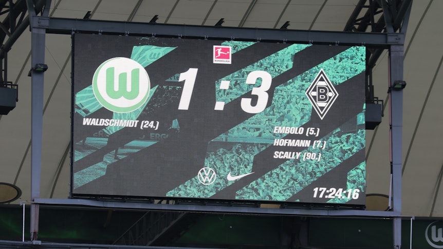 Die Anzeigetafel in der VW-Arena in Wolfsburg zeigt das Endergebnis zwischen dem VfL Wolfsburg und Borussia Mönchengladbach am 2. Oktober 2021.