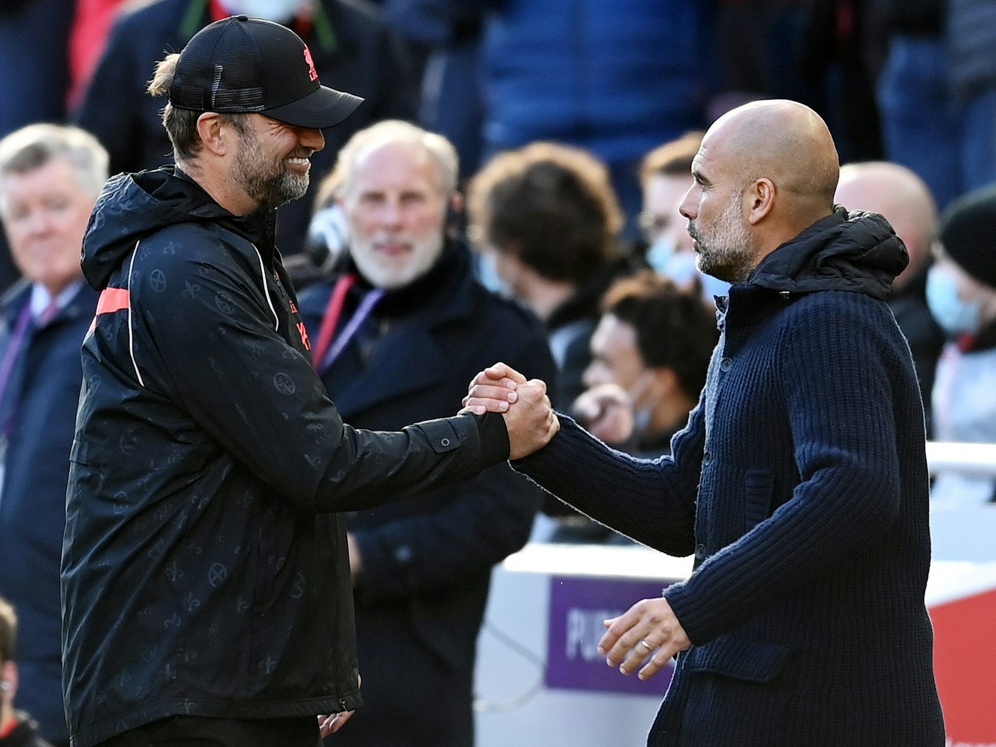 Jürgen Klopp (FC Liverpool) und Pep Guardiola (Manchester City) geben sich am 3. Oktober 2021 die Hand.