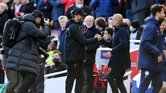 Jürgen Klopp (FC Liverpool) und Pep Guardiola (Manchester City) geben sich am 3. Oktober 2021 die Hand.