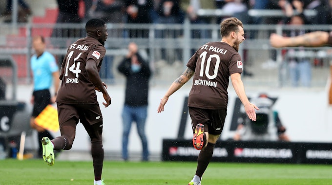 Christopher Buchtmann vom FC St. Pauli feiert sein Traumtor gegen Dynamo Dresden.