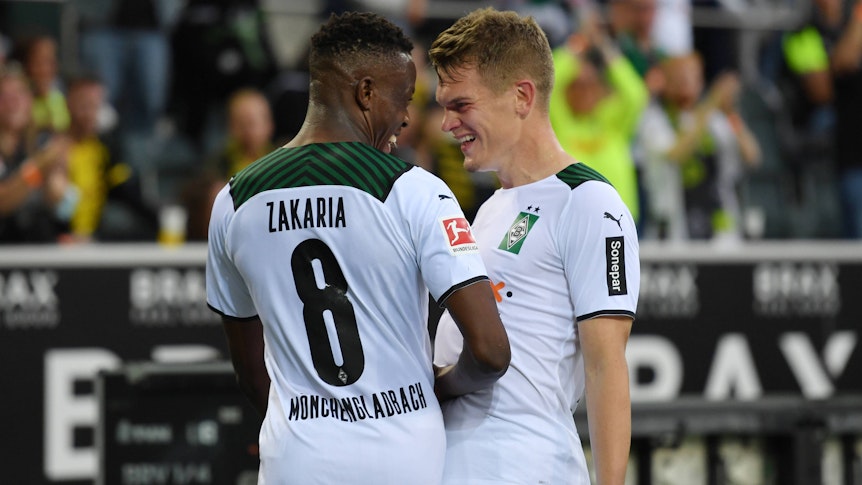 Denis Zakaria (l.) und Matthias Ginter jubeln am 25. September 2021 gemeinsam für ihren Klub Borussia Moenchengladbach. Ob beide kommende Saison für die Fohlen-Elf spielen werden, ist noch offen. Beide Spieler beglückwünschen sich in dieser Szene.