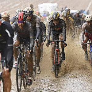 Beim Straßenrennen in Paris-Roubaix muss das Fahrerfeld durch eine große Schlamm-Pfütze.