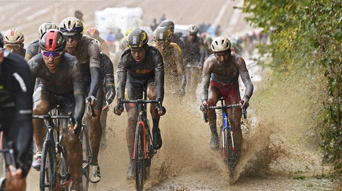 Beim Straßenrennen in Paris-Roubaix muss das&nbsp;Fahrerfeld durch eine große Schlamm-Pfütze.