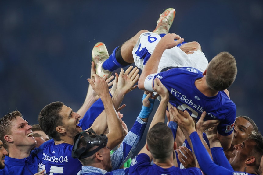 Die Mannschaft des FC Schalke 04 feiert den Rekordtorschützen Simon Terodde