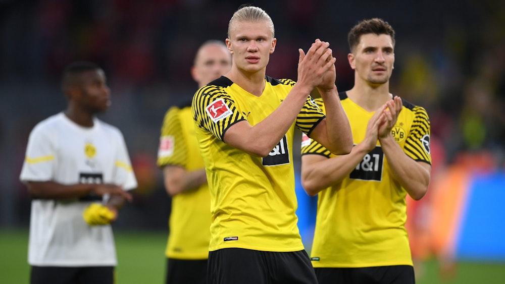 Erling Haaland applaudiert den Dortmunder Fans.
