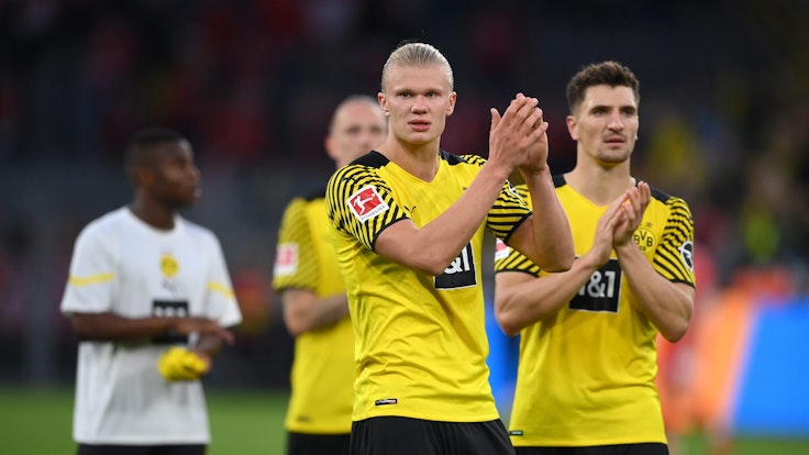 Erling Haaland applaudiert den Dortmunder Fans.