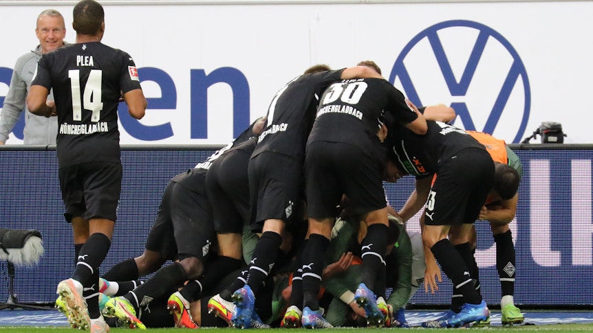 Die Mannschaft von Borussia Mönchengladbac bejubelt am 2. Oktober 2021 in der VW-Arena den 3:1-Sieg beim VfL Wolfsburg.