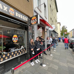 Fans des Kölner Youtubers Maximilian Kolb stehen für Gratis-Burger Schlange.
