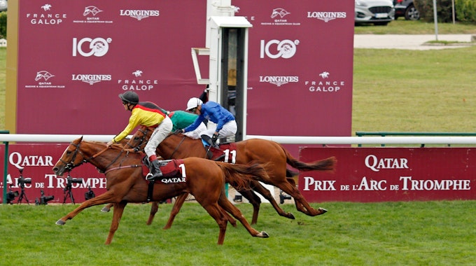 Torquator Tasso und Jockey Rene Piechulek gehen als erste über die Ziellinie beim Prix de l'Arc de Triomphe in Longchamp.