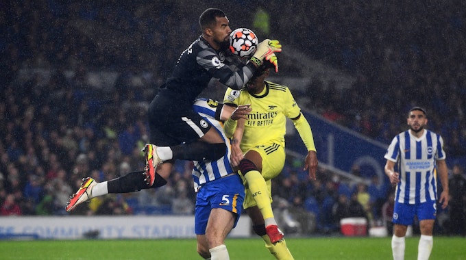Massenkarambolage in der Premier League: Brighton-Keeper Sanchez kollidiert mit Mitspieler Dunk und Arsenals Gabriel bei einem Klärungsversuch