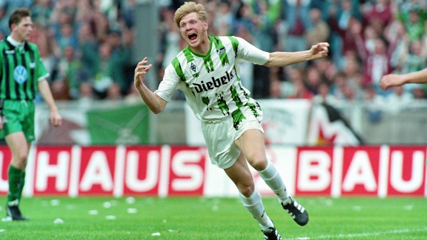 Stefan Effenberg bejubelt auf diesem Foto seinen Treffer beim 3:0-Sieg von Borussia Mönchengladbach im DFB-Pokalfinale gegen den VfL Wolfsburg am 24. Juni 1995 im Berliner Olympiastadion. Effenberg schreit seine Freude heraus und breitet die Arme aus.