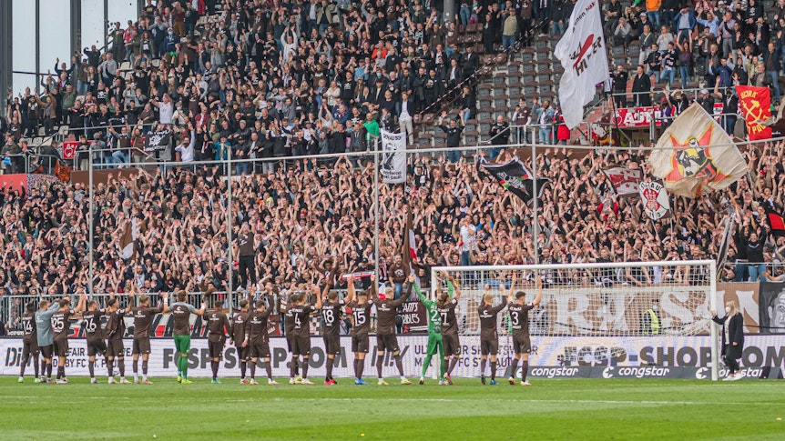 Die Spieler des FC St. Pauli bedanken sich bei ihren Fans in der gefüllten Südkurve.