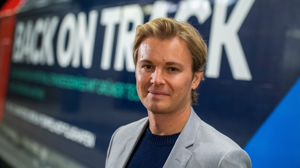 Nico Rosberg, Ex-Formel 1-Weltmeister und Mitgründer des Greentech Festivals, steht nach einer Pressekonferenz zum Greentech Festival 2020 vor einem Zug mit einer Werbung für das Festival.&nbsp;