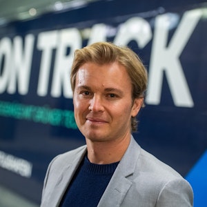 Nico Rosberg, Ex-Formel 1-Weltmeister und Mitgründer des Greentech Festivals, steht nach einer Pressekonferenz zum Greentech Festival 2020 vor einem Zug mit einer Werbung für das Festival.