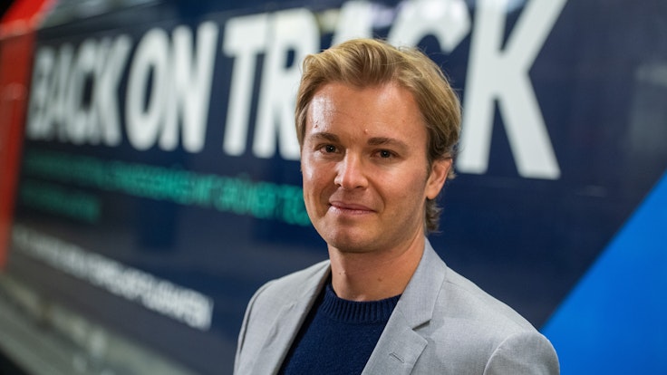 Nico Rosberg, Ex-Formel 1-Weltmeister und Mitgründer des Greentech Festivals, steht nach einer Pressekonferenz zum Greentech Festival 2020 vor einem Zug mit einer Werbung für das Festival.