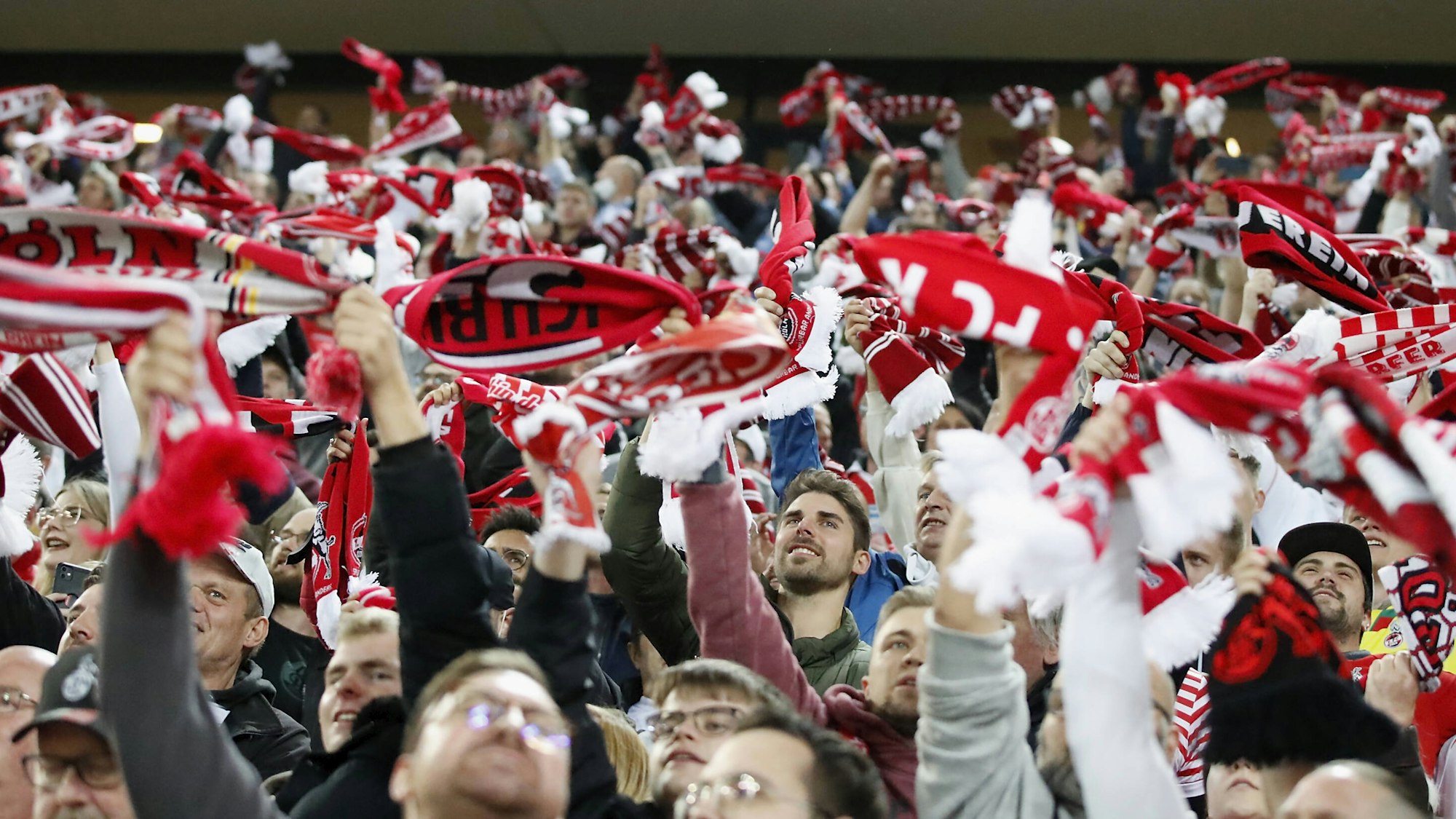 Fans singen beim Bundesliga-Spiel 1. FC Köln gegen Greuther Fürth.