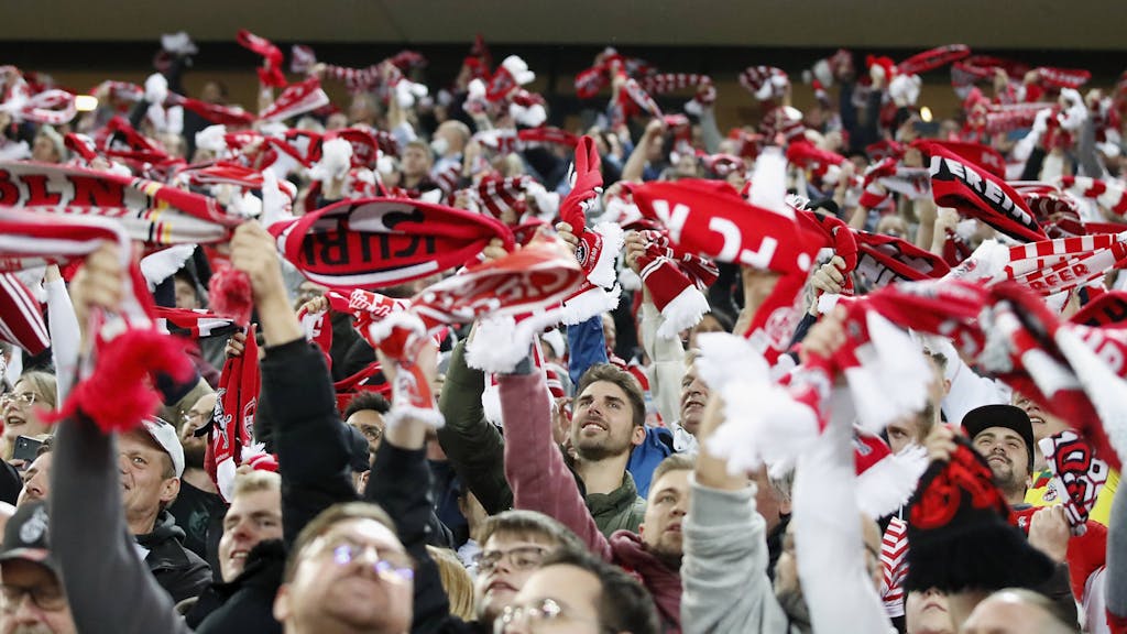Fans singen beim Bundesliga-Spiel 1. FC Köln gegen Greuther Fürth.