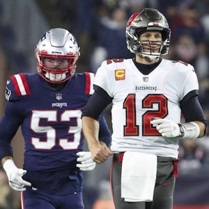 In voller Football-Montur stehen Kyle Van Noy von den Patriots und Tom Brady von den Buccaneers nebeneinander