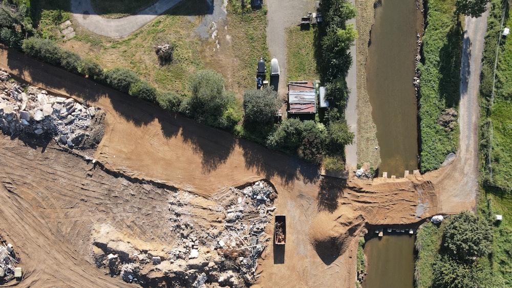 Die Flut im Juli 2021 spülte in Erftstadt-Blessem einen riesigen Krater frei. Drohnen-Aufnahmen zeigen das Ausmaß der Zerstörung.