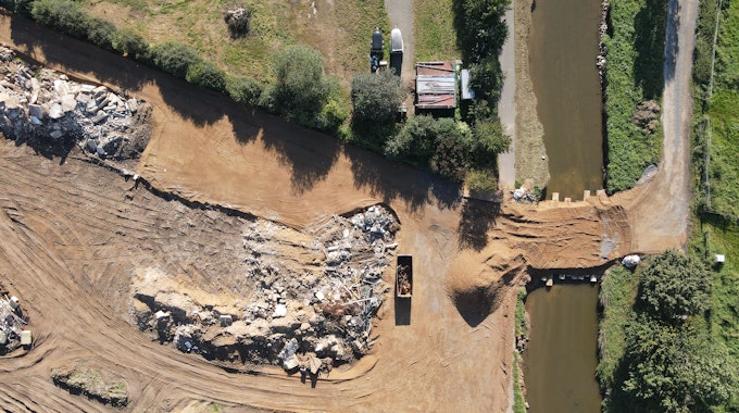 Die Flut im Juli 2021 spülte in Erftstadt-Blessem einen riesigen Krater frei. Drohnen-Aufnahmen zeigen das Ausmaß der Zerstörung.