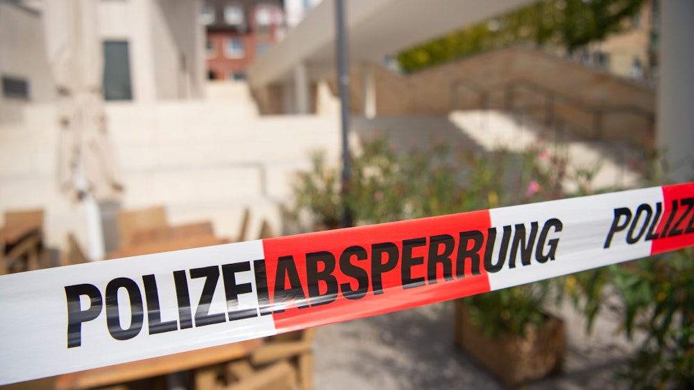 Mönchengladbach: Ein Tatort ist mit Absperrband gesichert.