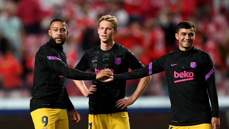 Die Barcelona-Stars Memphis Depay (l.), Frenkie De Jong und Pedri vor dem Champions-League-Spiel bei Benfica Lissabon am 29. September 2021.