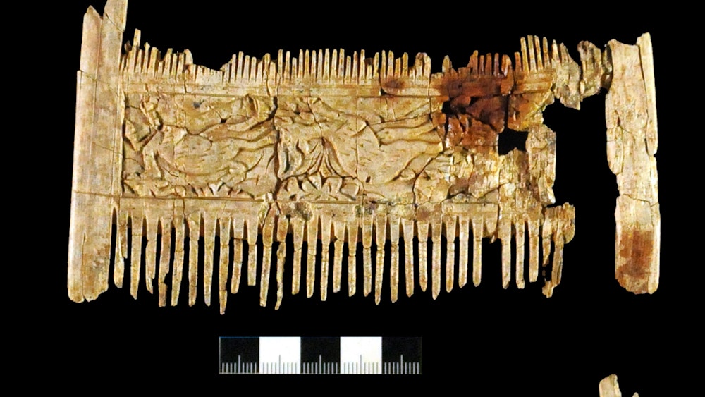Znalezisko archeologiczne w Niemczech: Podczas wykopalisk w Nördlinger Ries archeolodzy znaleźli ten grzebień z kości słoniowej, ozdobiony po obu stronach scenami zwierzęcymi, w rodzaju wczesnośredniowiecznego worka kulturowego w grobowcu z VI wieku.  Zdjęcie zostało zrobione 28 września 2021 r.
